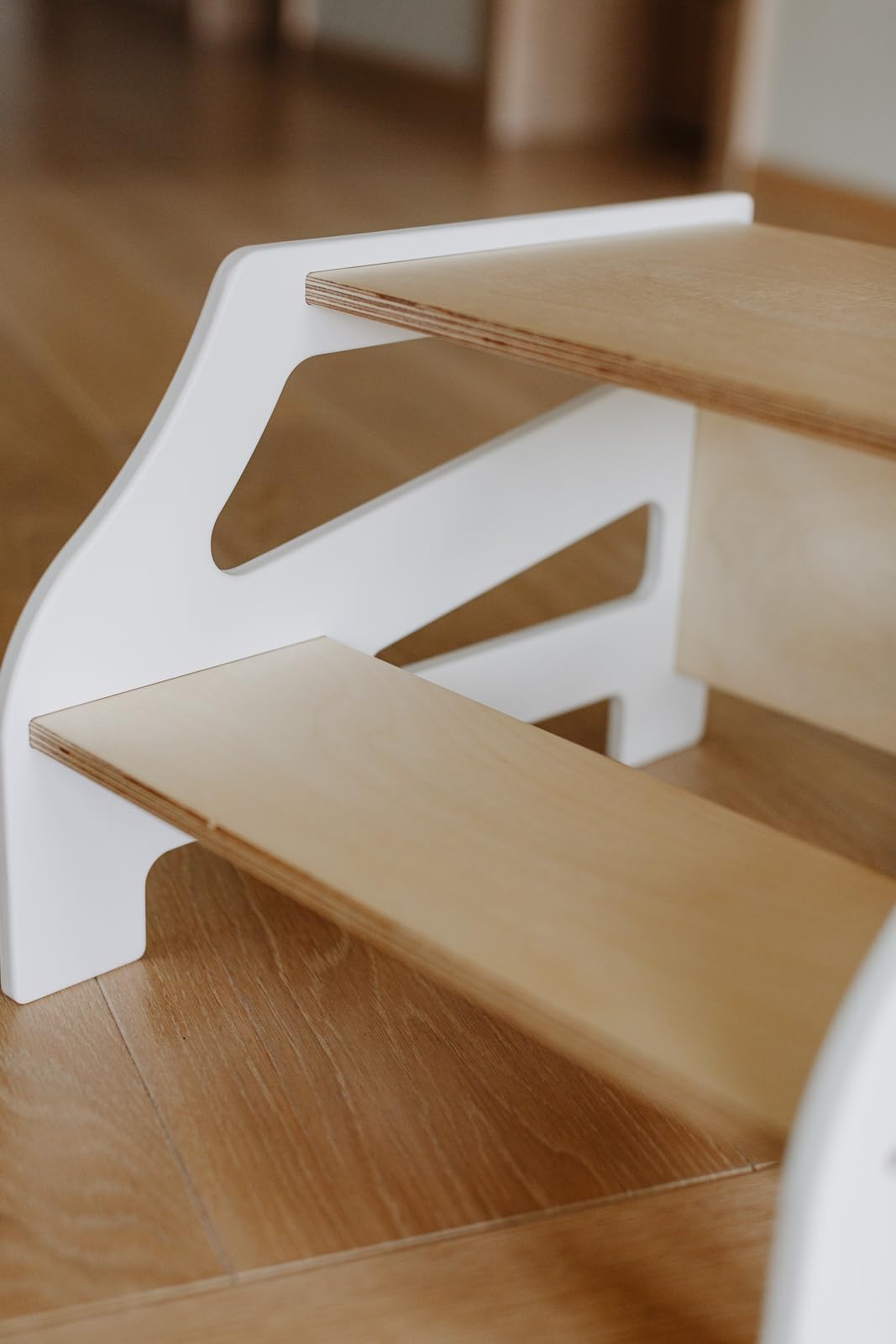 Weco Tritthocker mit 2 Stufen Streifendesign Holzhocker für Kinder Kindertreppchen Schemel Kindermöbel für Bad Küche Kinderzimmer ab 2 Jahre Toilettenhocker Hocker Holz Kinderzimmer Möbel (Weiß)