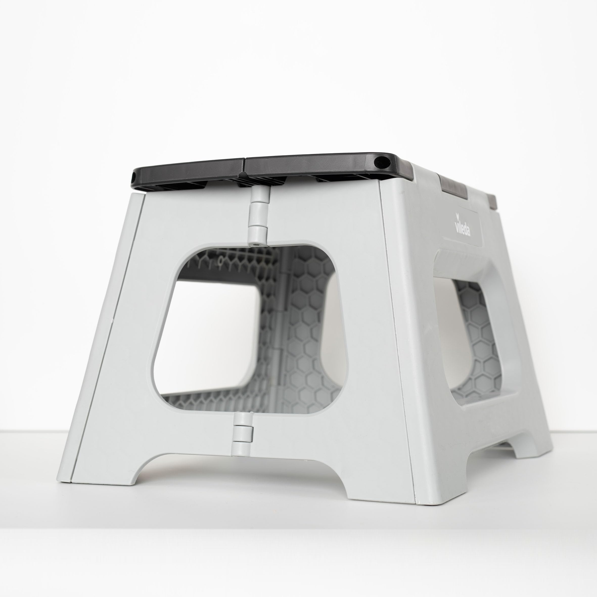 Vileda Sgabello Pieghevole 23cm - per Adulti e Bambini fino a 150 kg - Rivestimento antiscivolo - Sgabello plastica, Sgabellino da Bagno e Cucina - Scaletta Sgabello - Folding Stool