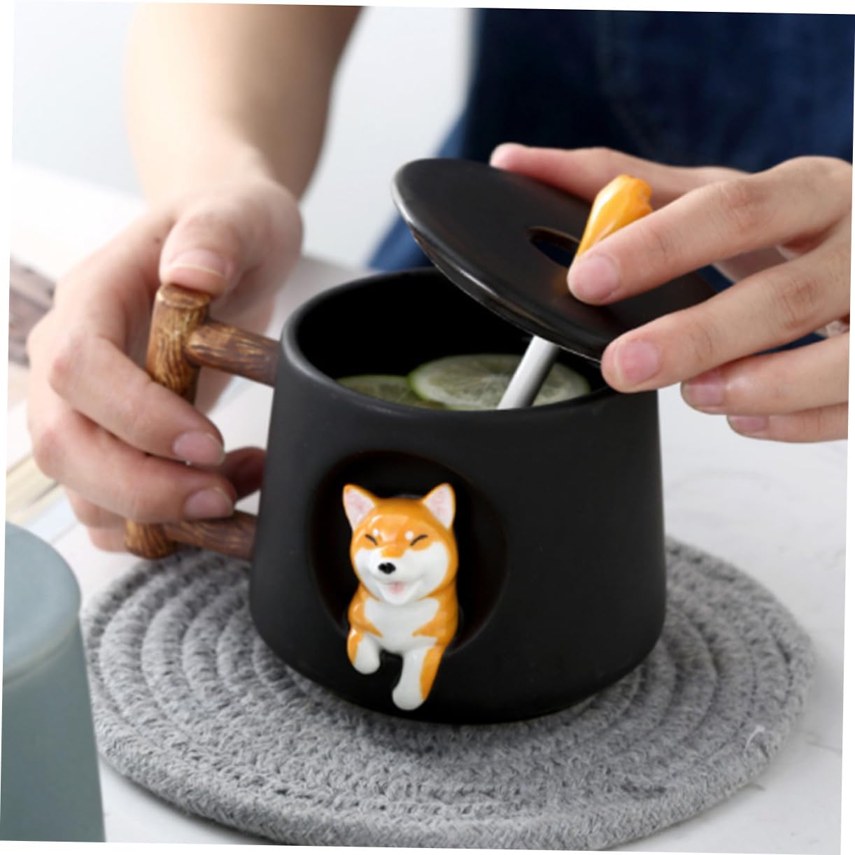 Keramik Dog Mug mit Deckel und Löffel Kreative Lustige Tasse Schwarze Shiba Inu Tasse für Kaffee Tee Saft Sicher und Leicht zu Reinigen für Zuhause und Büro