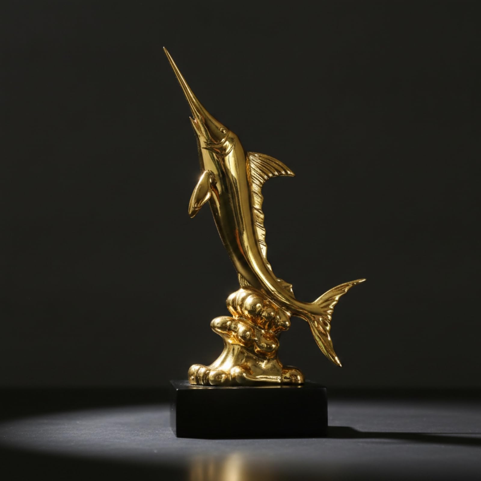 Ozeanisch Schwertfisch-Figur, Europäischer Schwertfisch, Variante A, Höhe 43 cm, Länge 20 cm, Breite 10 cm, Korallenrot A