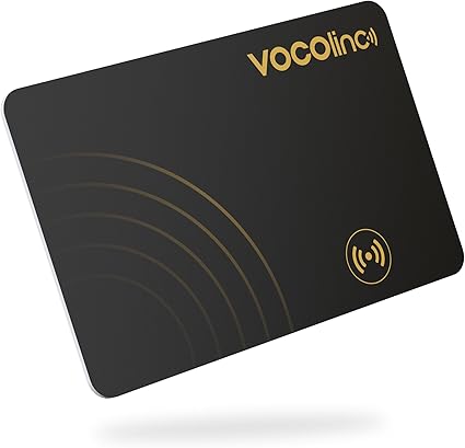 La tarjeta de rastreador VOCOlinc es un dispositivo ultradelgado y ligero que se puede utilizar para localizar objetos perdidos como carteras, maletas y pasaportes. Con un alcance de hasta 200 pies, emite un pitido fuerte para guiar al usuario a sus pertenencias. Compatible solo con dispositivos iOS, cuenta con una función NFC incorporada para facilitar la recuperación de objetos perdidos. Resistente al agua y con una batería de larga duración, garantiza la protección de la privacidad del usuario al no almacenar datos de localización.