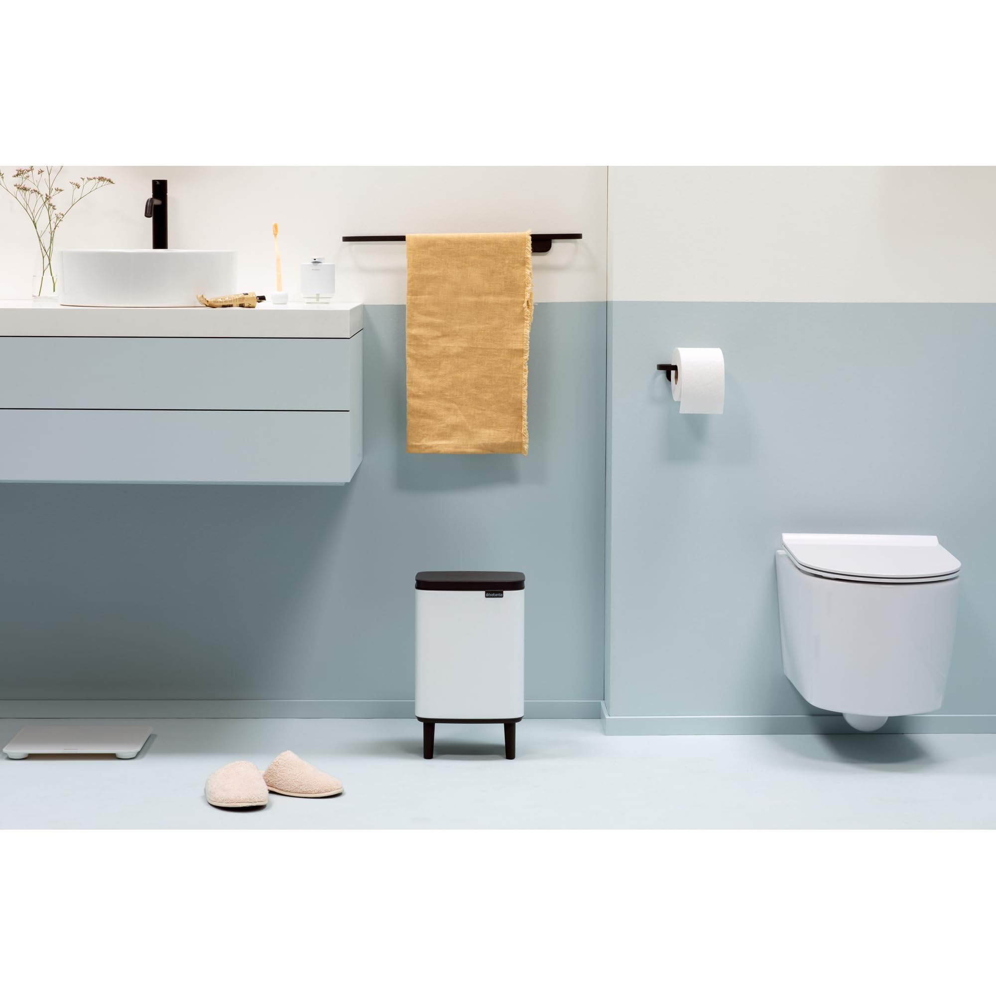 Brabantia - Cubo de basura Bo Hi 7 L con tapa de cierre suave, interior extraíble y asa de transporte - Adecuado para baño, dormitorio y oficina en casa - White