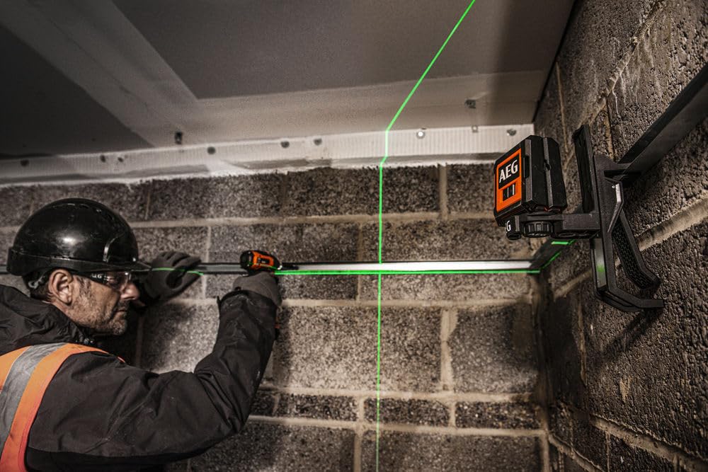 AEG Niveau Laser Croix Vert CLG220-K – Portée 20 m, Haute Visibilité, Auto-Nivelant, IP54, Support Magnétique, Pince Murale, Plaque Cible et Sac de Transport Inclus