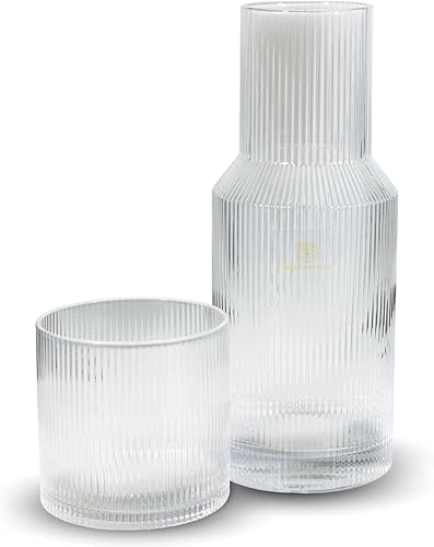 Bruno Magli Jarra transparente acanalada  Juego de 2 piezas  Vaso de vidrio para beber se dobla como una tapa  Elegante jarra de agua para mesita de