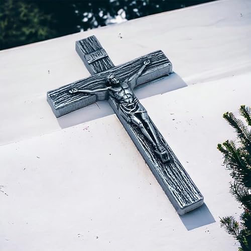 Crucifixo Cruz de Mão Metal Prateado Pequeno 9 cm
