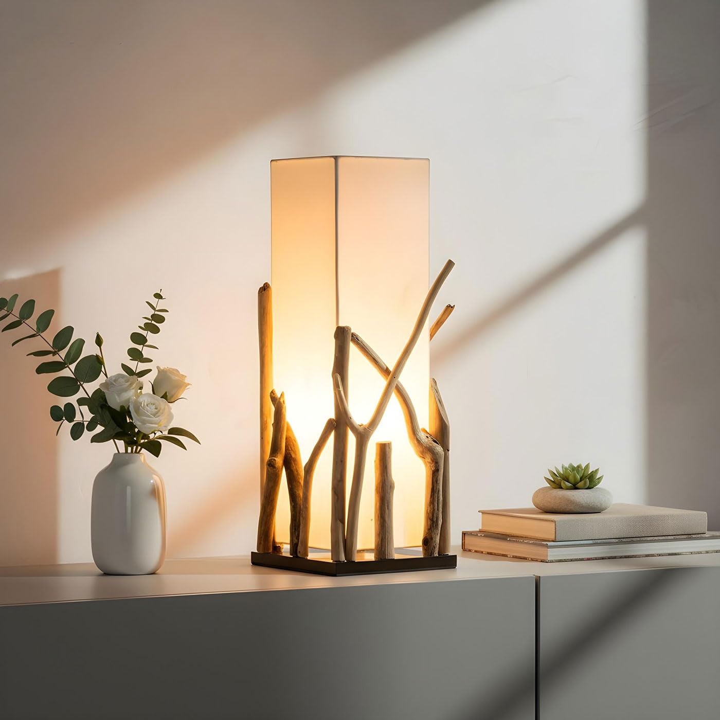 Lampada da tavolo in legno riciclato – Lampada in legno riciclato, Lampada realizzata con legnetti portati dalla corrente, 20 x 20 cm, altezza 50 cm – Ogni lampada è un pezzo unico.