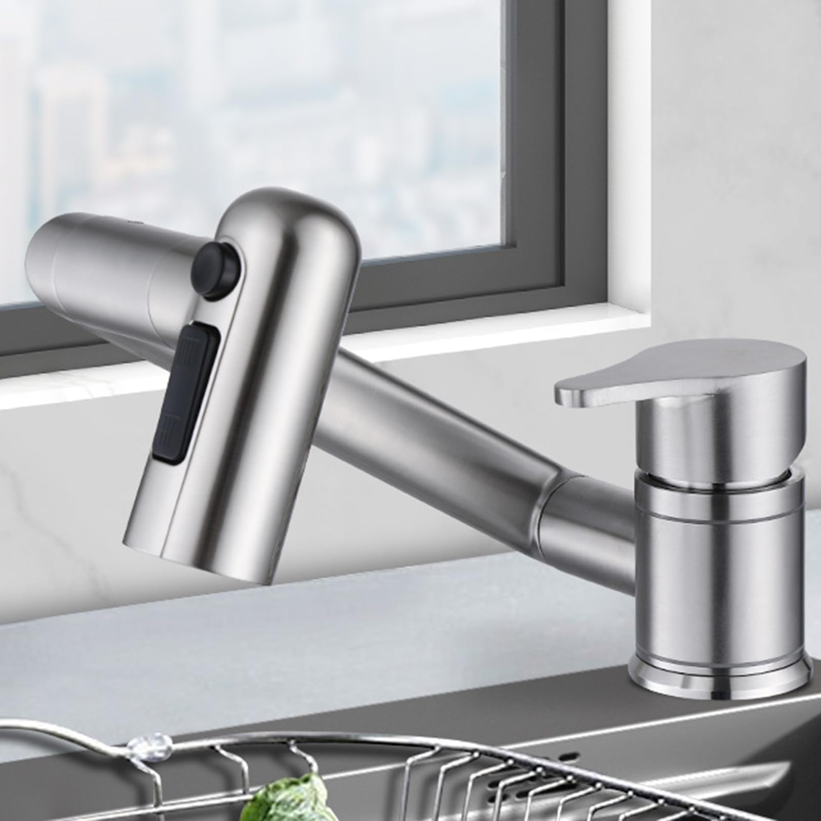 Robinet de cuisine rabattable rotatif devant fenêtre évier monotrou gris