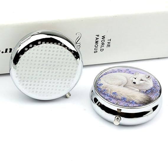 Arctic Fox in Violetsピルボックス 3コンパートメント トラベルピルオーガナイザー ポータブルラウンドメディシンケース ミラーデザイン ビタミン、ジュエリー、必需品用 丈夫なポケットピルボックス 財布、キャンプ用
