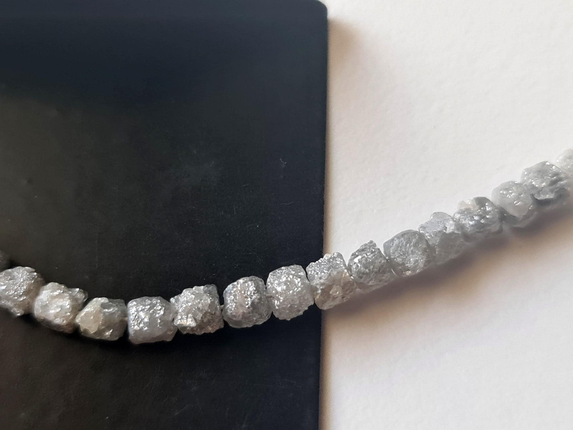 Kamienie szlachetne do biżuterii 3,5-4 mm szare białe surowe diamentowe kostki, naturalne surowe diamentowe kostki/koraliki w pudełku, surowe diamentowe kostki, wiercone pudełko 2 szt. - PVD78
