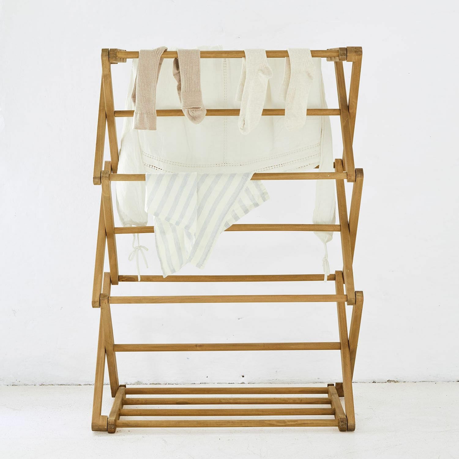 Loberon Wäscheständer Elodielle, Klappbares Design, für Handtücher, Kleidung & Co., Platzsparend, Ordnungshelfer, Badzubehör, Kiefernholz, braun | Klappbares Design, für Handtücher, Kleidung & Co., Platzsparend, Ordnungshelfer, Badzubehör, Kiefernholz