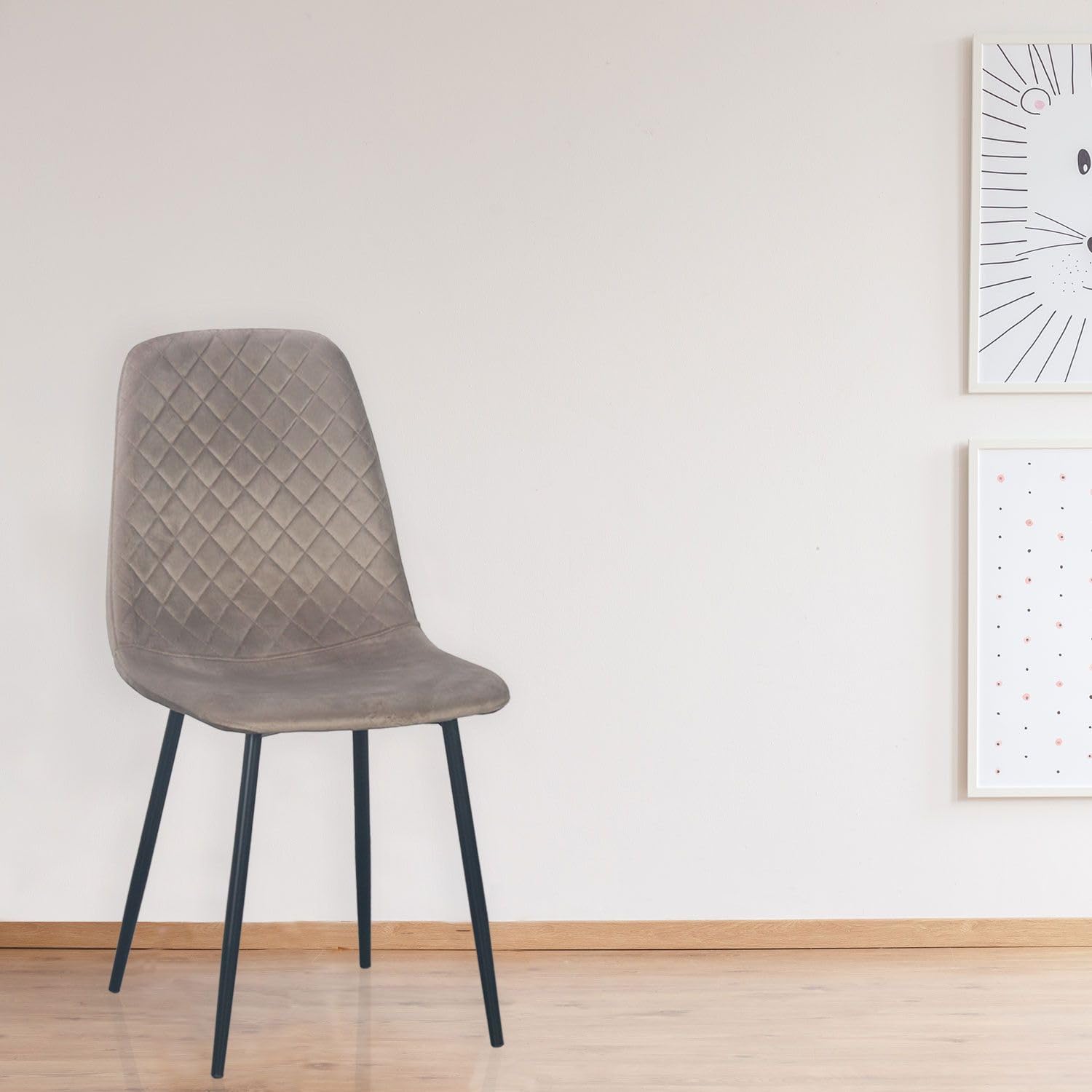 Menzzo Lot de 4 chaises Norway – Velours Taupe matelassé – Pieds métal Noir – Design Moderne Contemporain – Chaises Salle à Manger Confortables – L44 x P56,5 x H87,5 cm