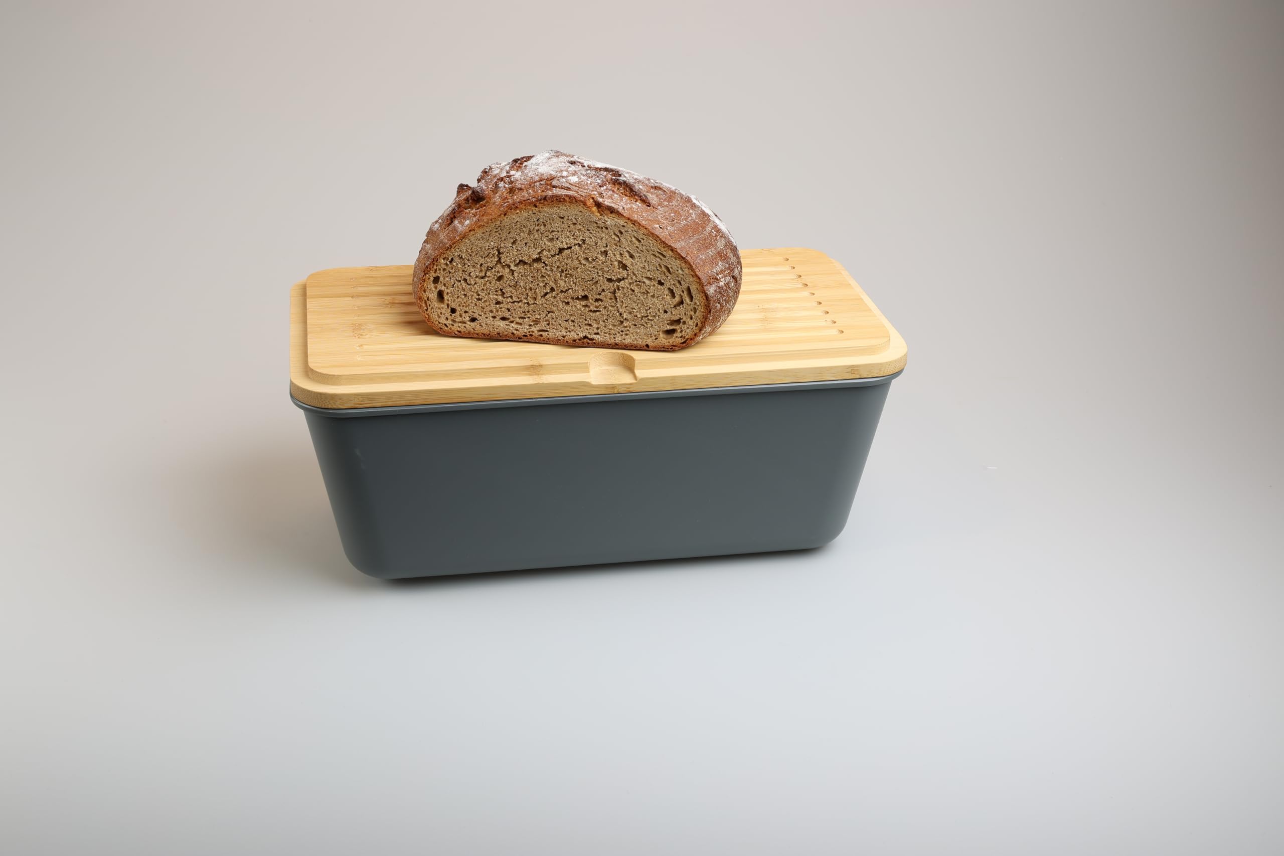 MOON HOME Brotkasten - Airlock Grey, mit vielseitigem Deckel aus Bambus/Holz als Brotschneidebrett, gefertigt aus PP-Kunststoff, verhindert Austrocknen, hält Brot länger frisch, 35.0x20.0x13.5cm