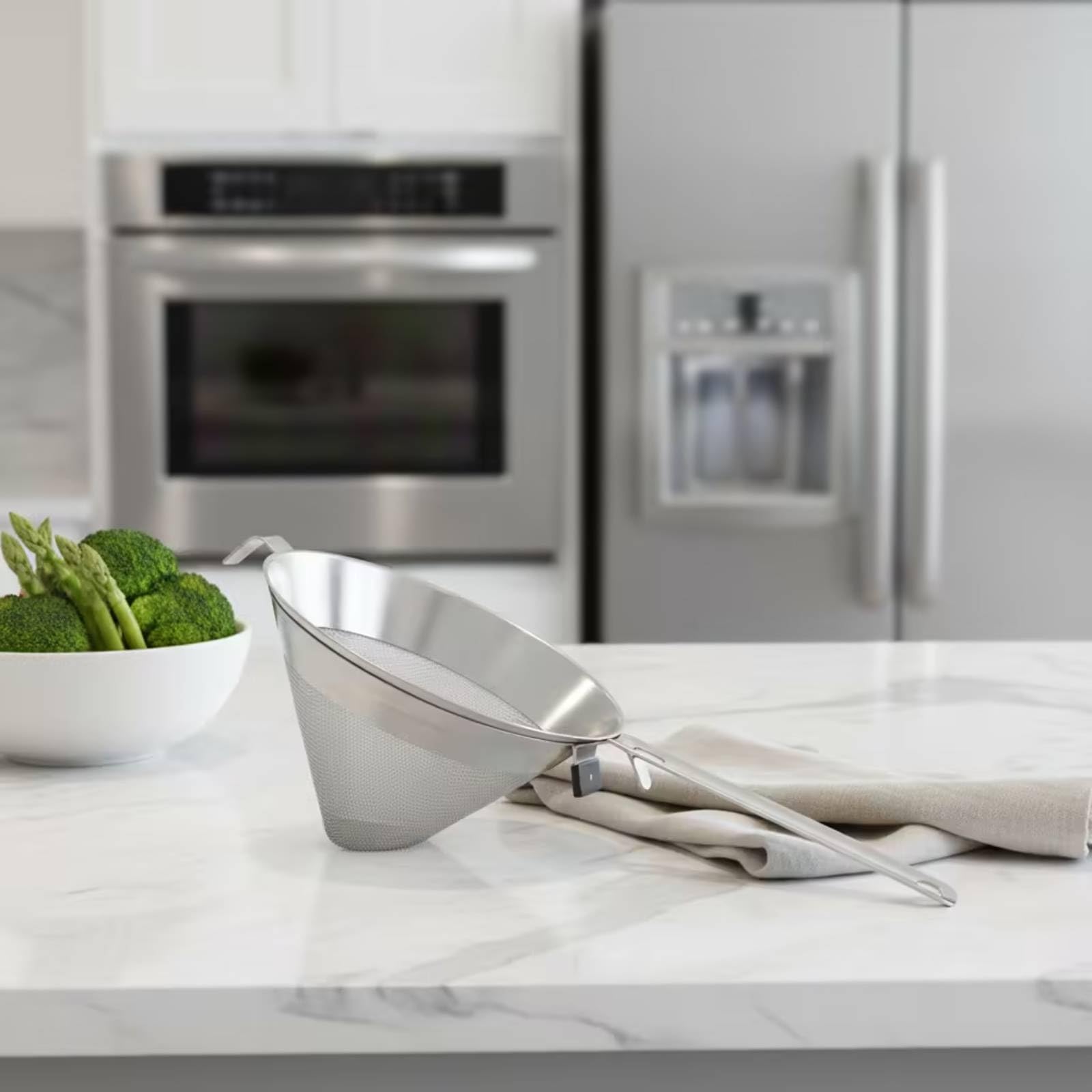 Colcolo Imbuto da Cucina in Acciaio Inossidabile Dotato di Rete Filtrante Integrata E Manico Allungato Ideale per Versare Succhi Senza Impurità Adatto per Cucina Catering, 20cm