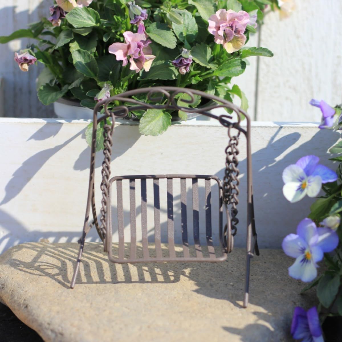 KARLOR Mini-Hängeschaukel aus Eisen, Miniatur Garten Möbel Metall Hängebank Hängeschaukelstuhl Hängematte Dekoration für Garten Schreibtisch Fenster Regal Ornament Tischdeko (Hängeschaukel) Garten