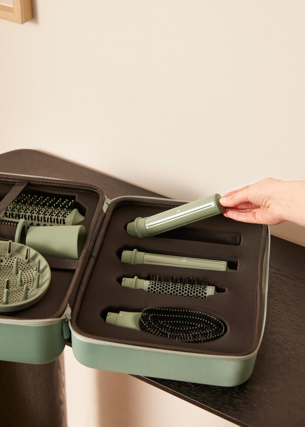 CREATE/ION STYLER PRO ADVANCE / 8-in-1-Ionen-Lufttrockner und Stylingbürste Salbeigrün/DC Brushless Motor, 2 Geschwindigkeiten, 8 Aufsätze, 3 Temperaturen, Kühlfunktion, Aufbewahrungsbox, 1400W