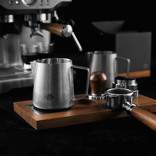 Miniatura 2 de CrossCreek Jarra espumadora de leche | 20 oz 20.3 fl oz Coffee Latte & Cappuccino Art Barista Jarra al vapor | Jarra de acero inoxidable retro