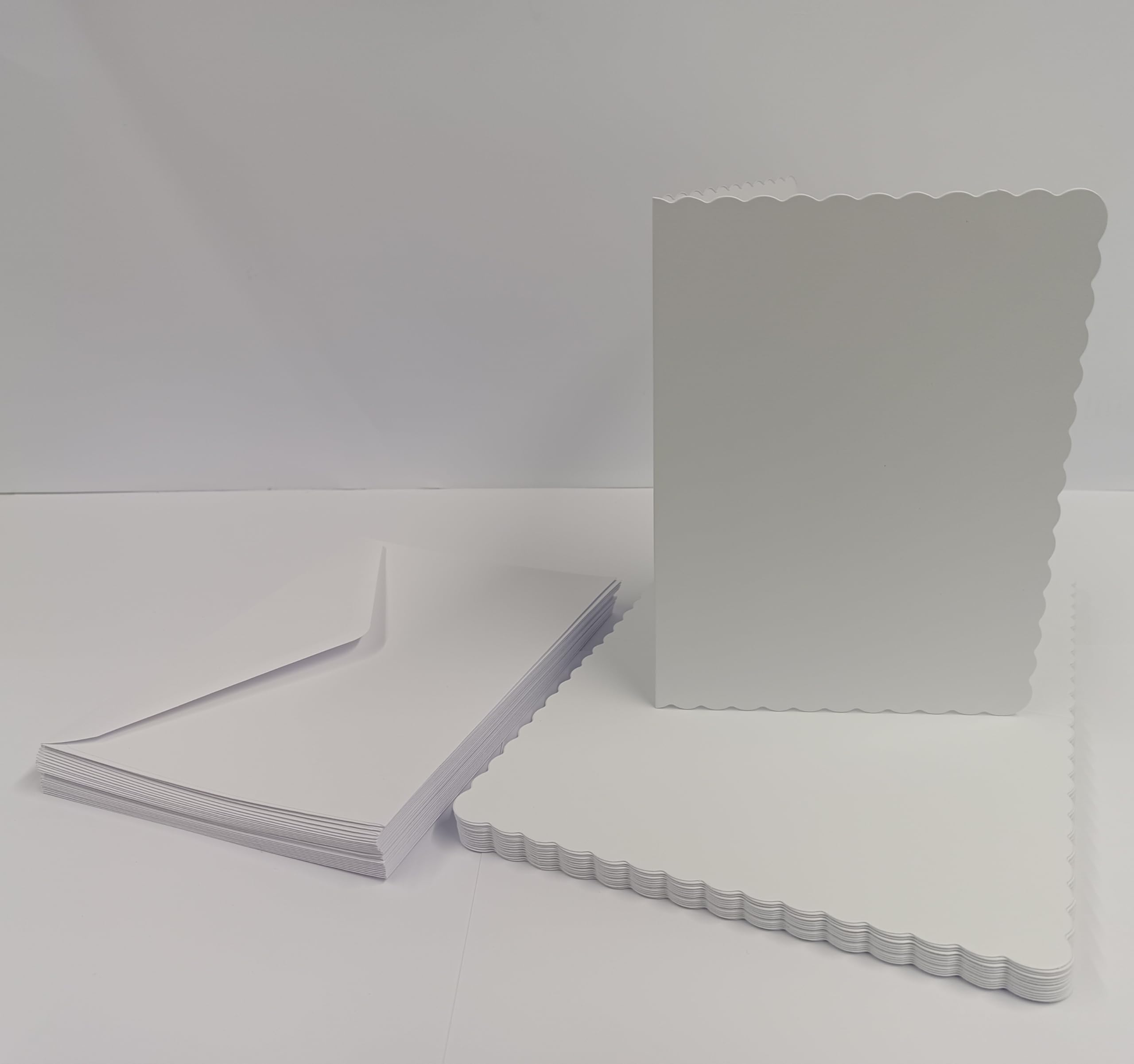 Stella Crafts 25 Pack 5" x 7" Pre-Creased Scalloped White Blank Cards (250gsm) & Envelopes (100gsm)