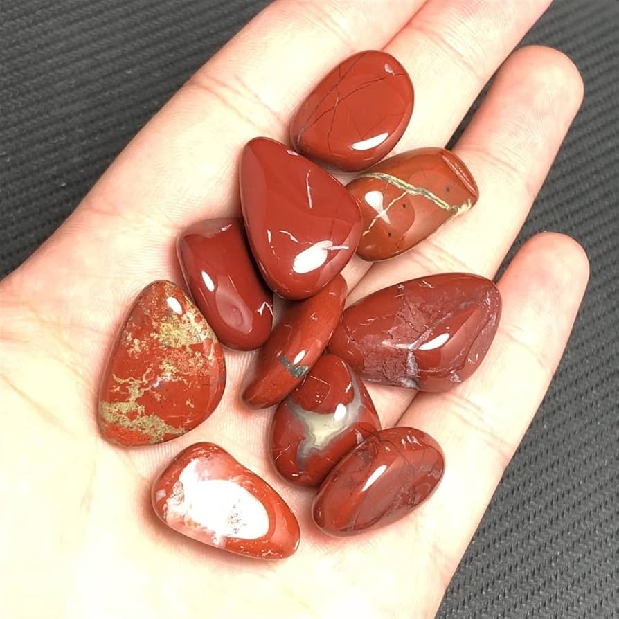 赤のストーン付きのモチーフがキラキラ情熱的で印象的です! 情熱的で華やかな「赤い宝石」｜ストーンの種類とその石言葉を紹介 -