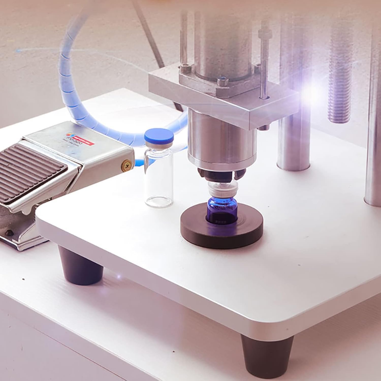 Máquina taponadora para viales de vidrio, neumática semiautomática con altura ajustable e interruptor de pie, ideal para tapas de aluminio y plástico