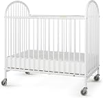 Foundations Pinnacle Bébé en métal & Crèche pliante pour tout-petit, bébé portable avec matelas en mousse et niveau commercial 3" Casters, Crib d'hôtel compact (blanc)