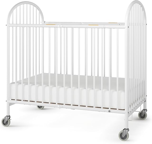 Foundations Pinnacle Bébé en métal & Crèche pliante pour tout-petit, bébé portable avec matelas en mousse et niveau commercial 3" Casters, Crib d'hôtel compact (blanc)