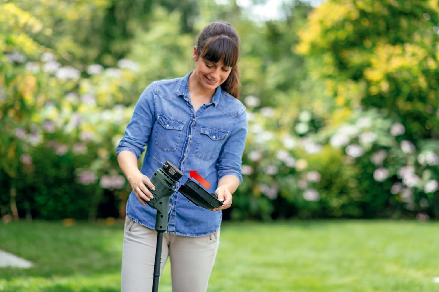 Bosch cortabordes con batería EasyGrassCut 18V-260 (para recortar el césped; sistema de 18 voltios; diámetro de corte: 26 cm; Kit)