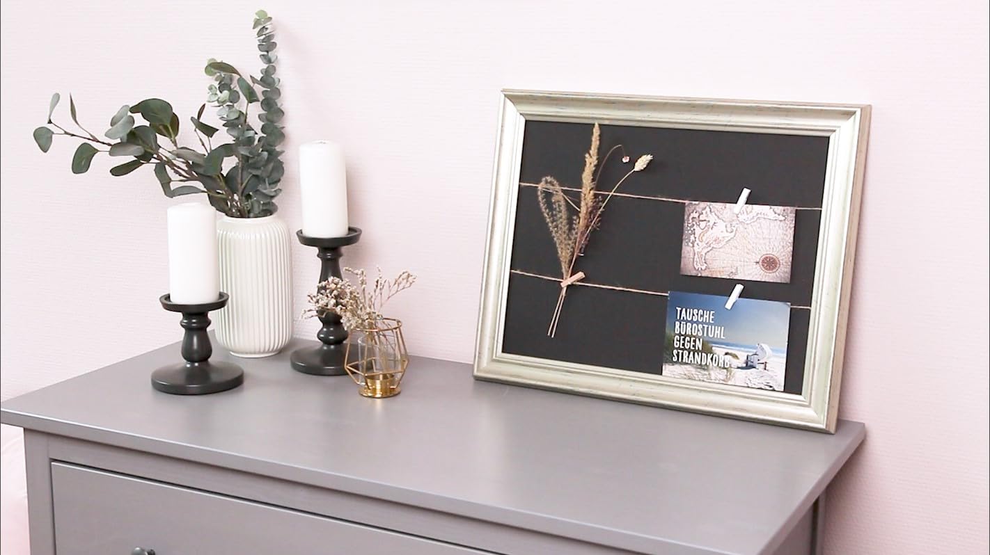 Cornice portafoto ATHEN con corda e 20 mollette in legno per appendere le foto e cartoline, 30 x 30 cm, nero (opaco) con passepartout in bianco crema, bacheca da parete