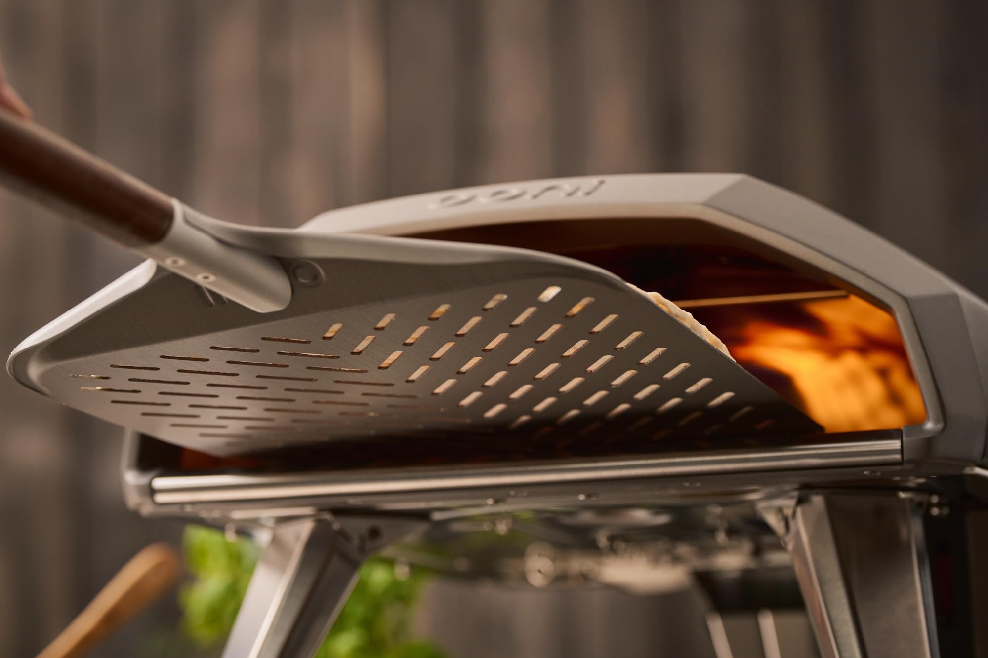 ooni Perforierter Pizzaschieber aus eloxiertem Aluminium, 30,5 cm, mit langem Griff aus Walnussholz, Pizzaschaufel, Pizzaofen-Zubehör, Pizza-Werkzeuge, 30,5 cm