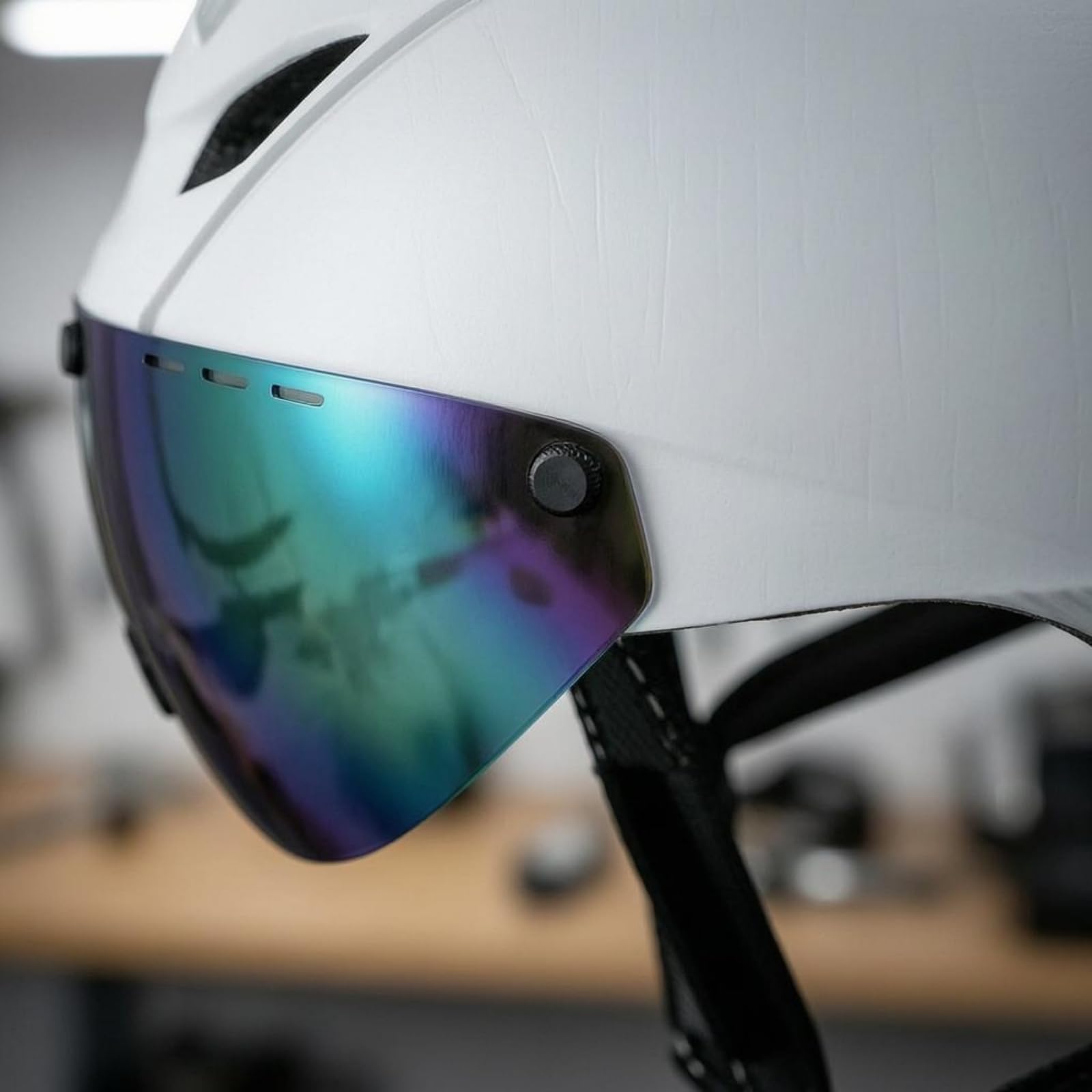 LOVIVER Casco da Ciclismo Monopezzo per Bici con Visiera Specchiata E Regolazione Sotto Mento Costruzione Resistente con Ventilazione Efficiente E Imbottitura