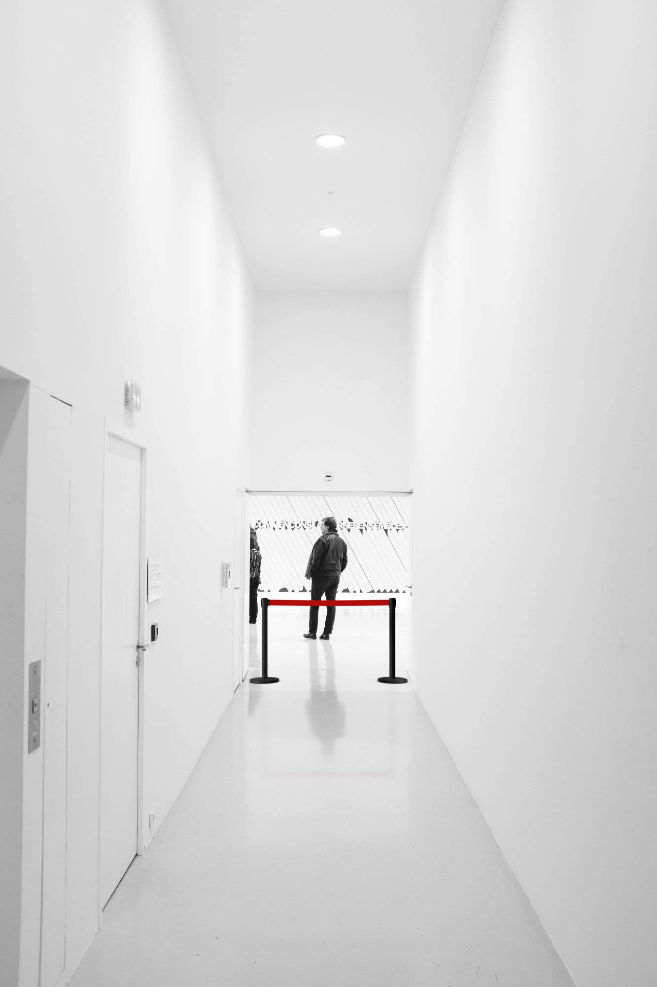 Stagecaptain PLS-200B Absperrständer Personenleitsystem 2 Paar (4 Stück Absperrpfosten, Hotel, Ausstellung, Flughafen, Vip, roter Teppich, Absperrband rot) schwarz