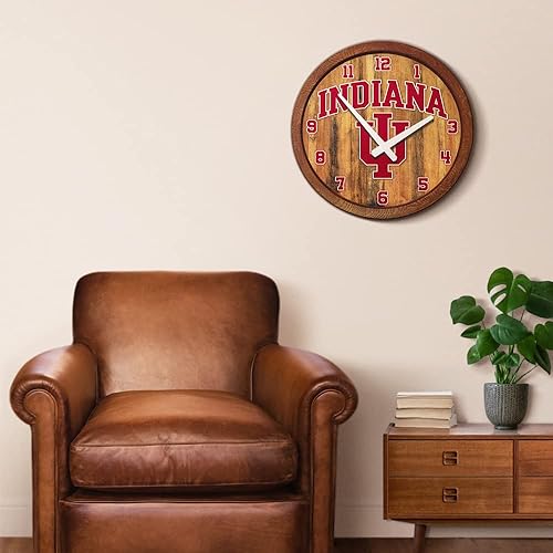Miniatura 5 de The Fan-Brand NCAA Indiana Hoosiers Reloj de pared con parte superior de barril de imitación para decoración de bar, decoración de hogar, cueva de