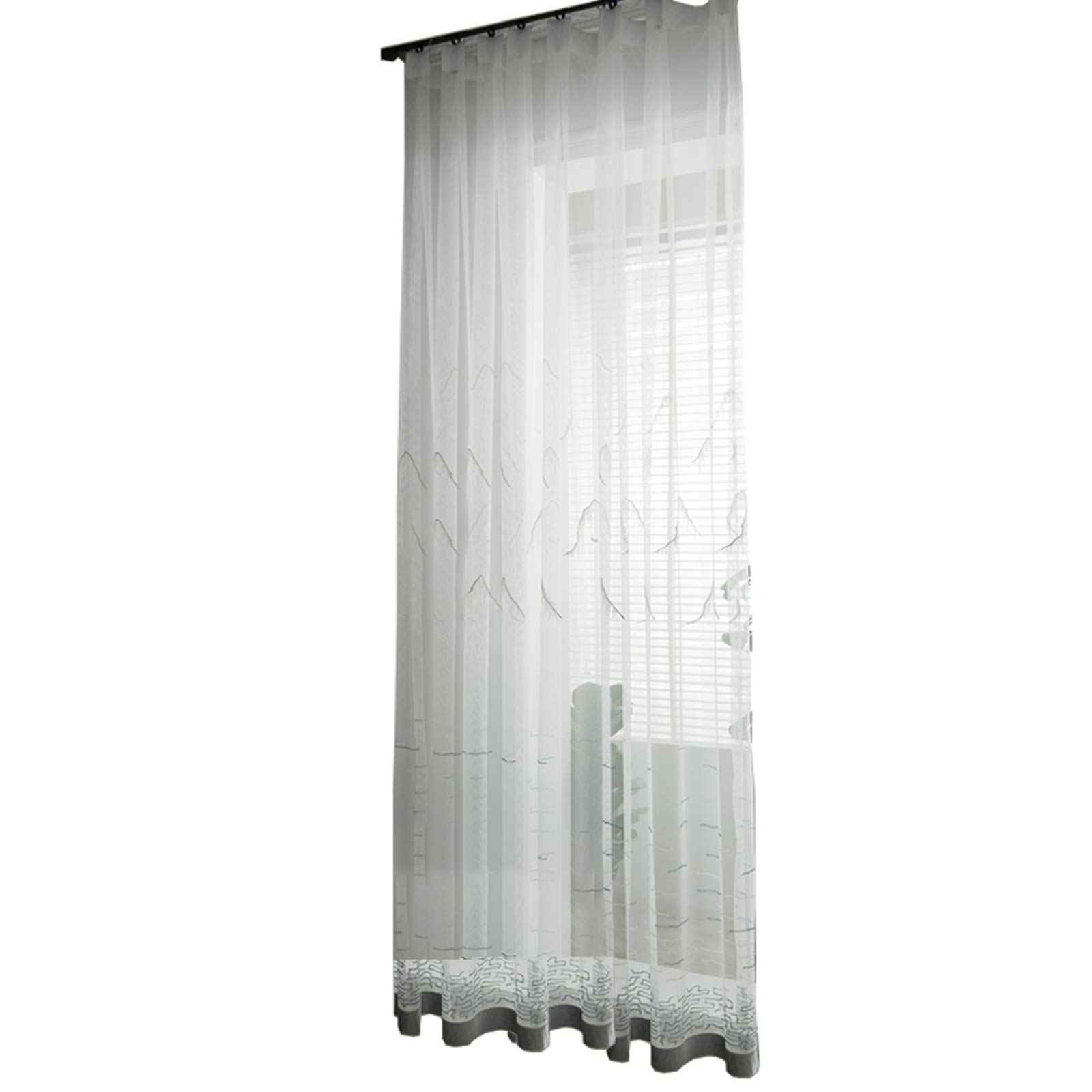 Rideaux transparents en tulle gris pour sublimer une grande baie vitrée