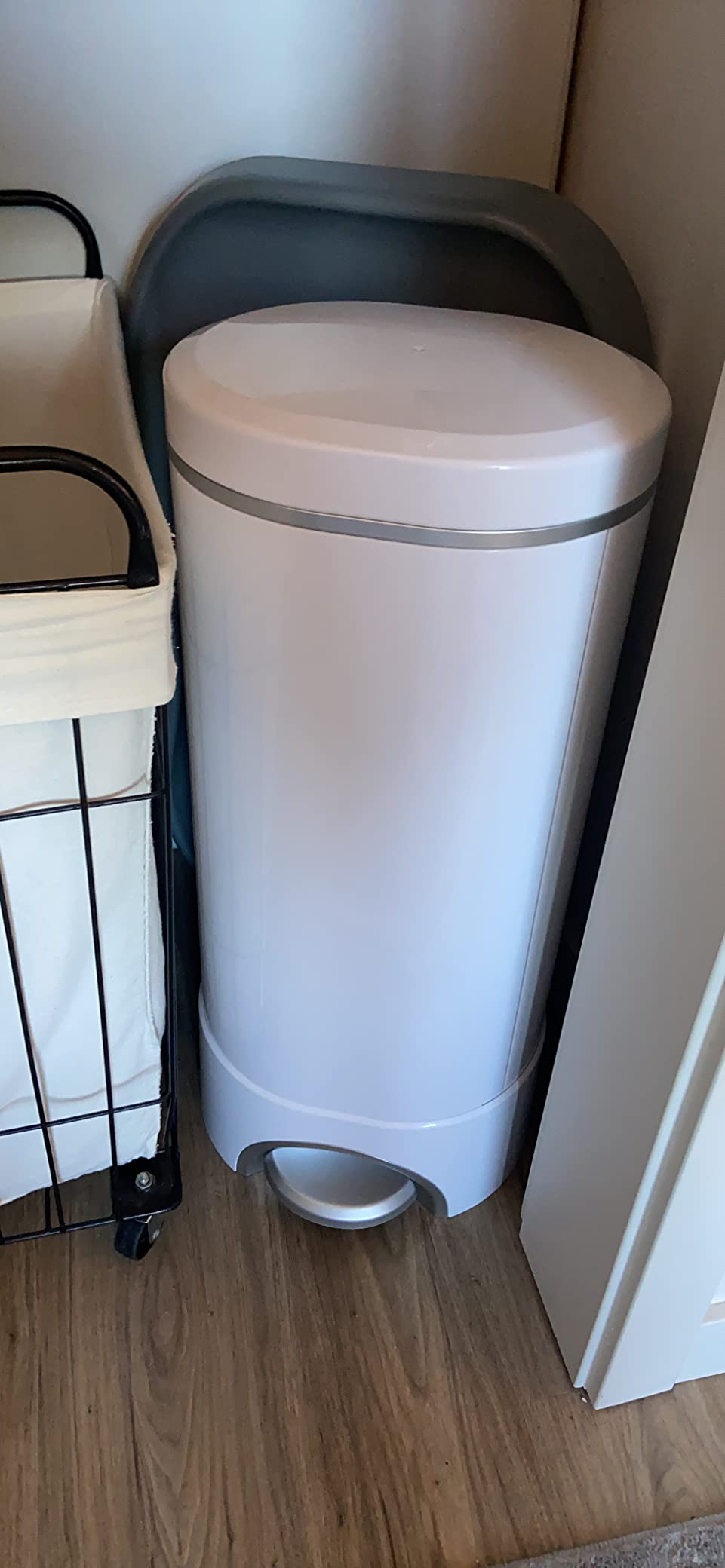 11/mo Finance Munchkin Step Diaper Pail Powered by Arm & Hammer