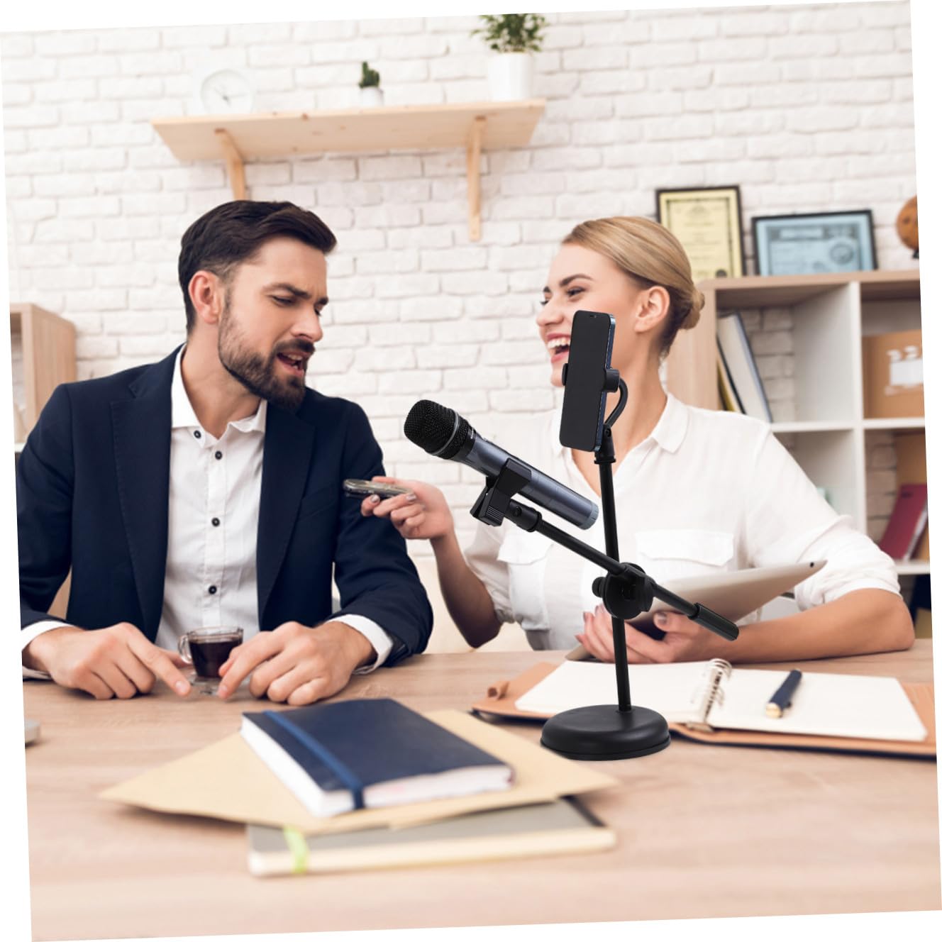 Supporto per Microfono da Tavolo Telescopico e Regolabile Clip e Supporto per Telefono, Base Stabile per Podcasting, Registrazione e Uso Casalingo