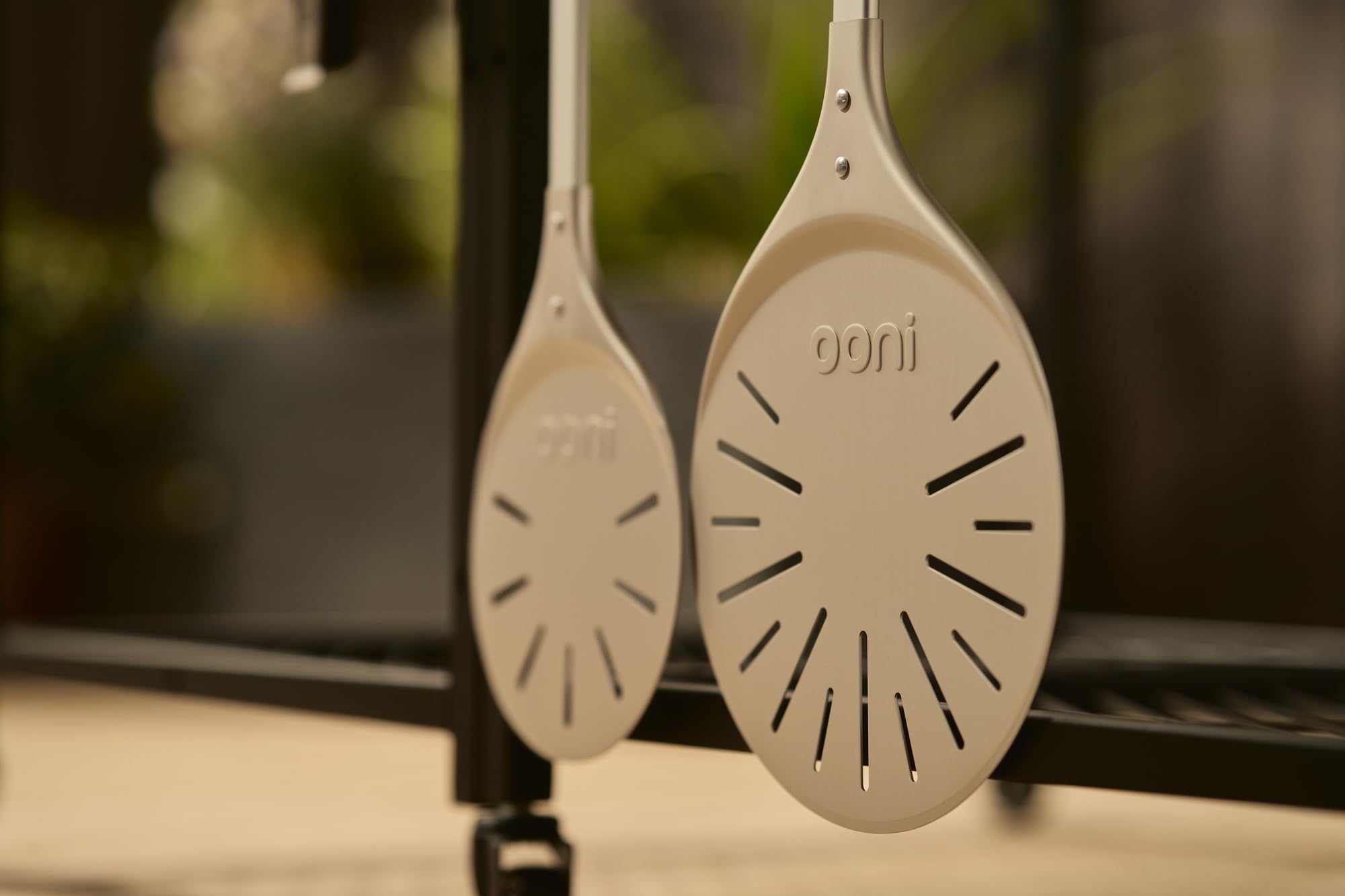 Ooni Pala giratoria para pizza, de aluminio perforado, de 9 pulgadas, ligera, de metal, con mango largo, herramientas para pizza, accesorios para horno de pizza