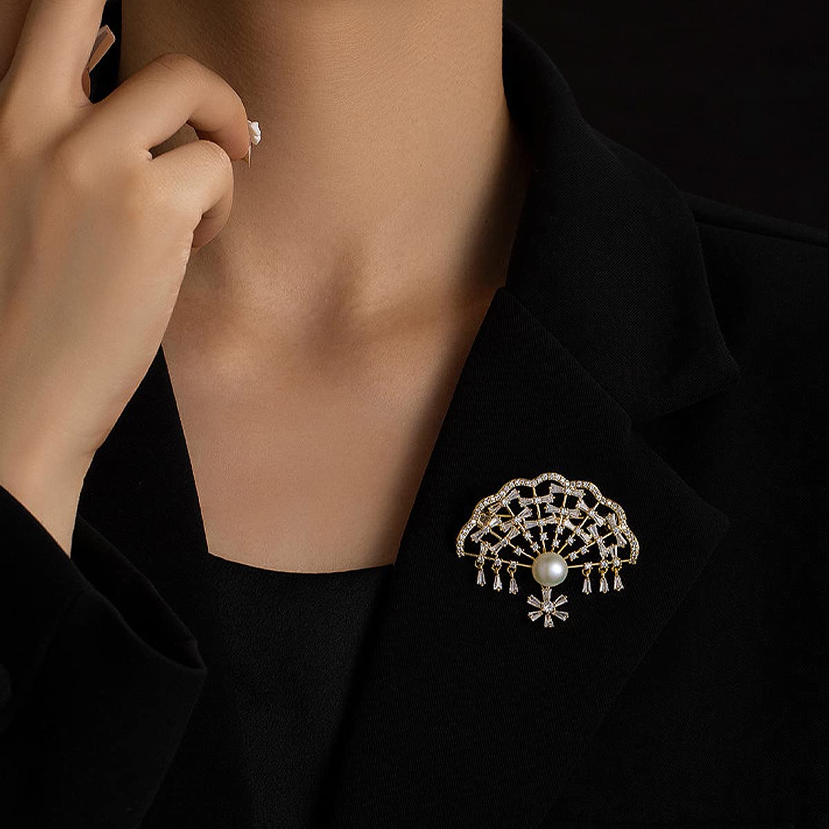 Vintage Broschen Pins für Frauen Mode Revers Pin Hohl Fan Form Brosche Pins mit Süßwasserperle, Messing, Zirkonia
