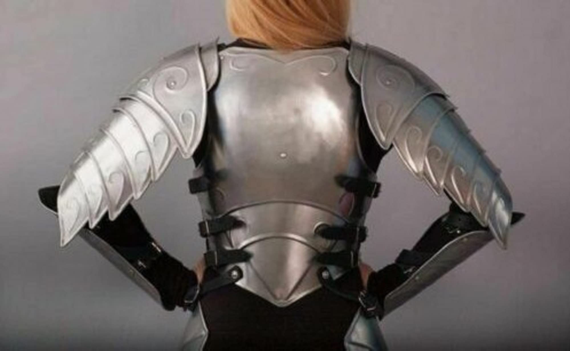 Ritterkostüm Für Damen – Mit Kleid, Kapuze, Gürtel & Schild