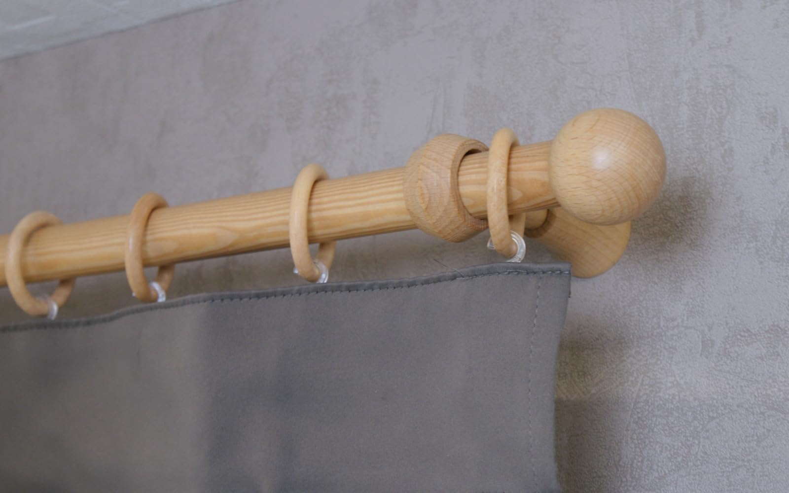 iso-design Holz Gardinenstange mit Endstück Kugel Farbe Eiche hell, 28 mm Durchmesser, Gardinenstange mit Gardinenringen 260 cm (mittig geteilt)