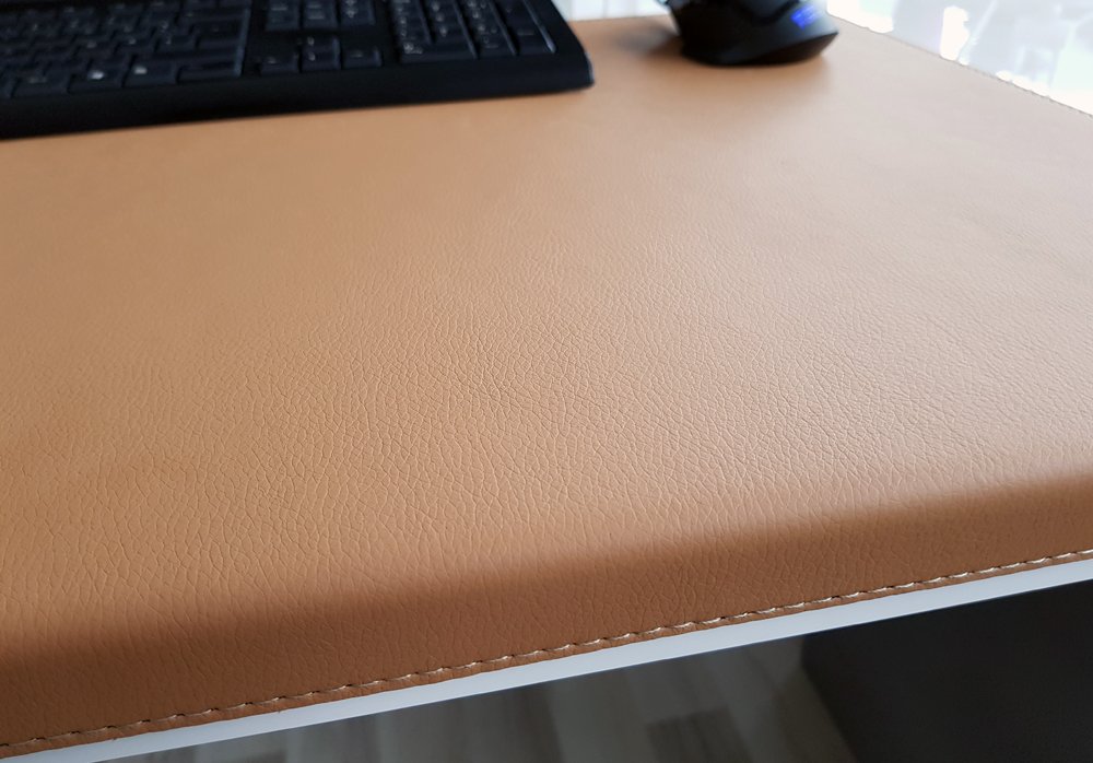 Gewinkelte Schreibtischunterlage mit Kantenschutz sanft lux Leder 70 x 47 Beige