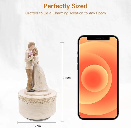 Miniatura 5 de Regalos para amantes de la caja de música, estatua esculpida para abrazar a pareja, figura coleccionable pintada a mano, regalo musical de Navidad,