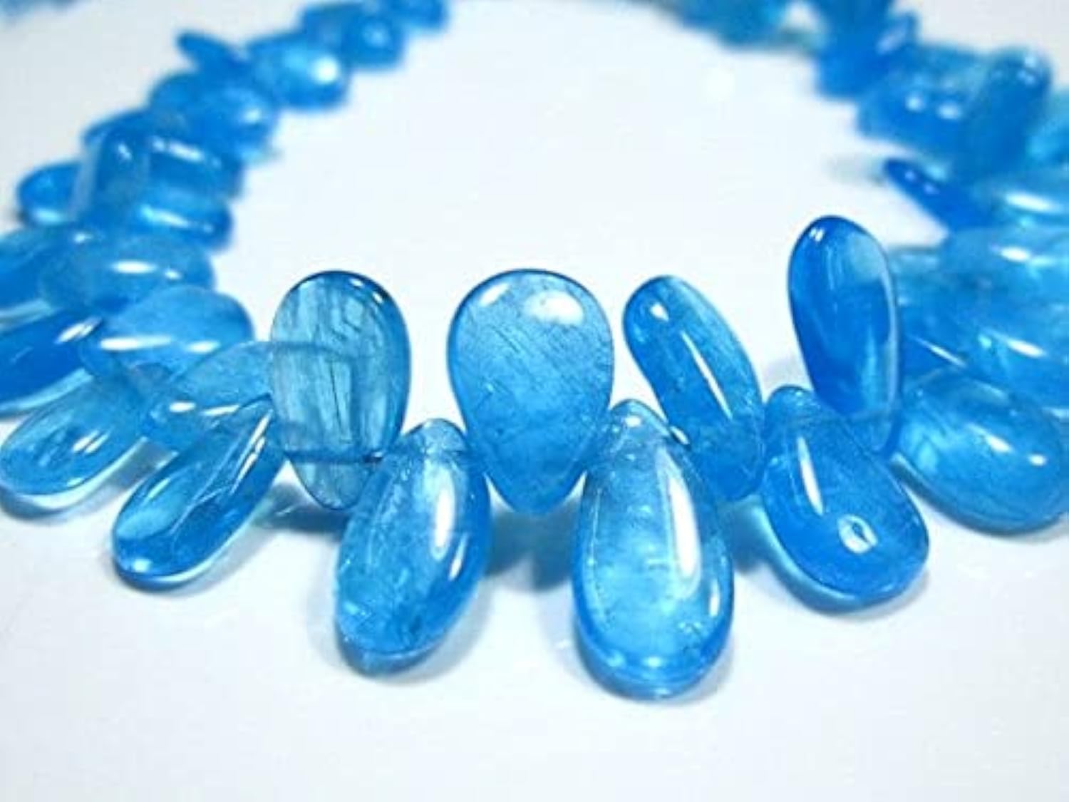 Apatite néon perle briolette pour façonner un collier d'été bohème unique en pierres fines