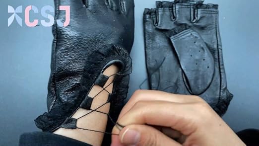 Set van een gehaakte colsjaal en vingerloze handschoenen in ijsblauw met glinsterdraad