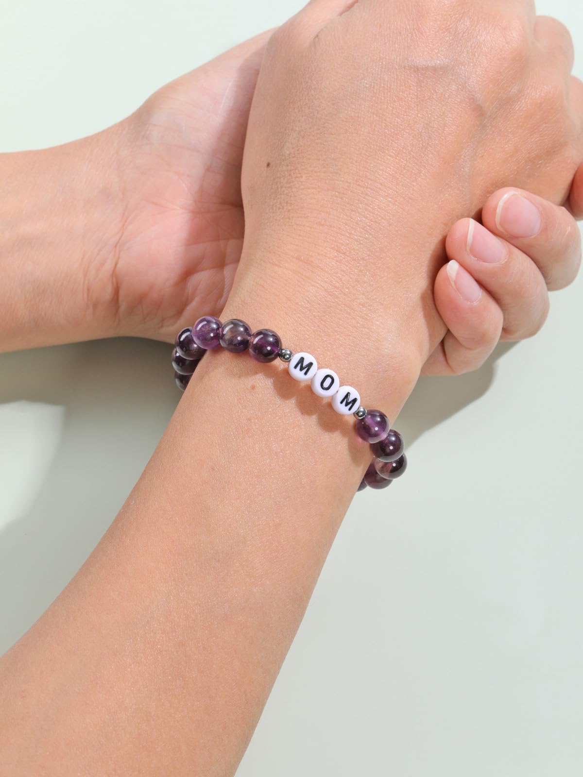 YDYDTTKD Personalisierte Armbänder für Damen und Herren, individuell gravierter Anfangsbuchstabe, Name, Perlenarmband, Geburtstagsgeschenke für Mama, Papa, Freund, Valentinstag, Jahrestag,