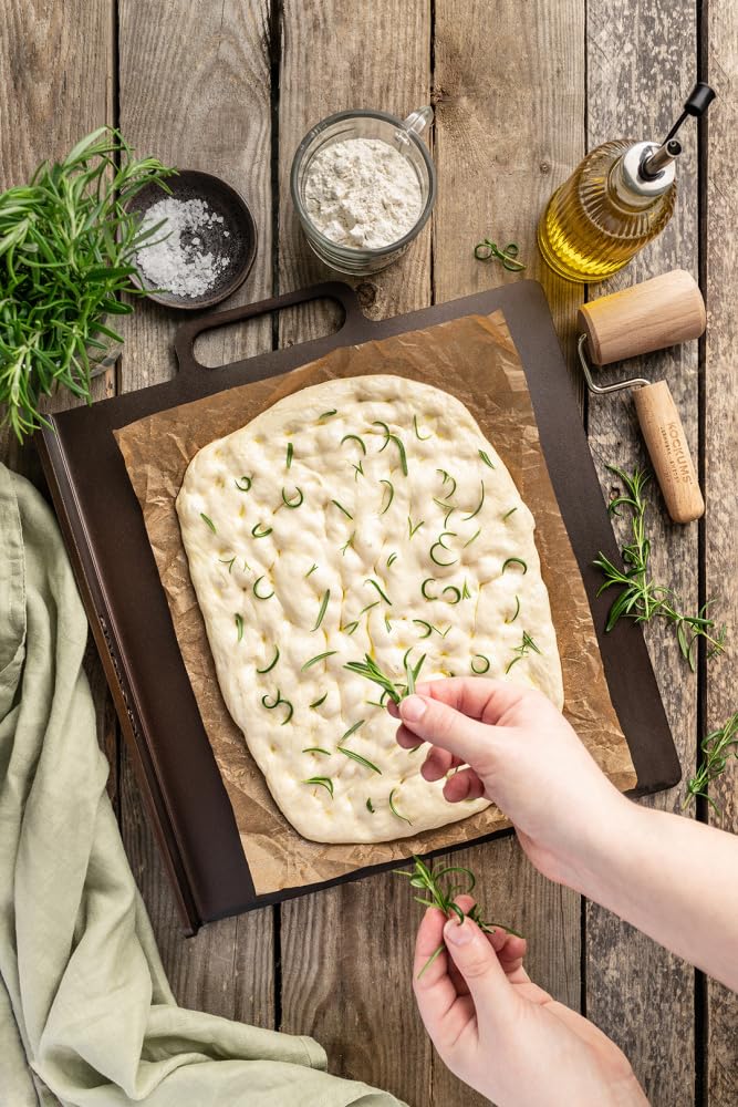 Kockums Jernverk Pizzastahl mit Kante 37x32 cm – Backstahl Pizzaplatte Brotbackstein Pizzastein Alternative – 6 mm Karbonstahl – PFAS-frei – Gasgrill Grill Backofen Herd offenes Feuer – Made in Sweden