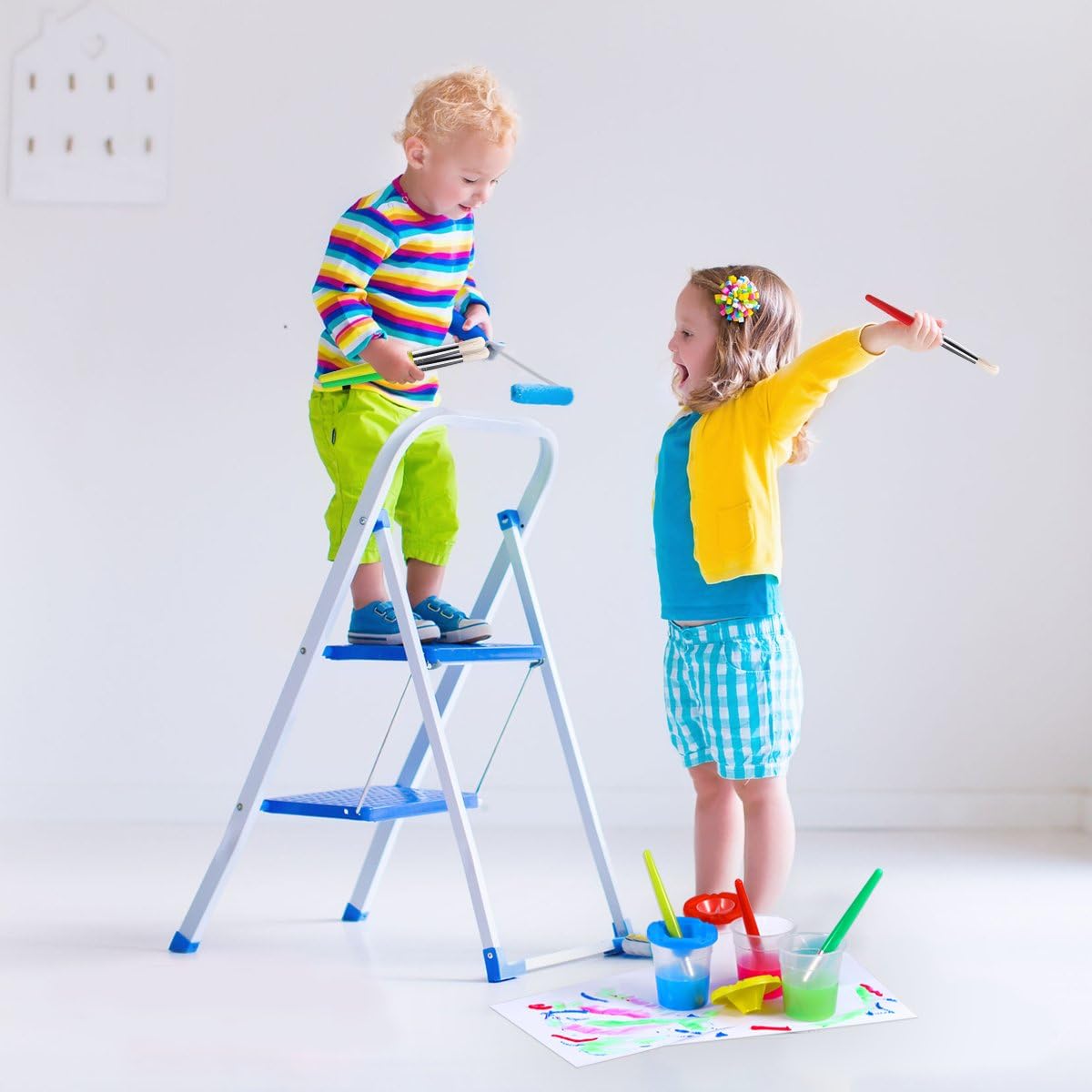 ULTNICE 4pcs No Spill Paint Cups with Color Lids and 4 Pcs Painting Brushes Assorted Color