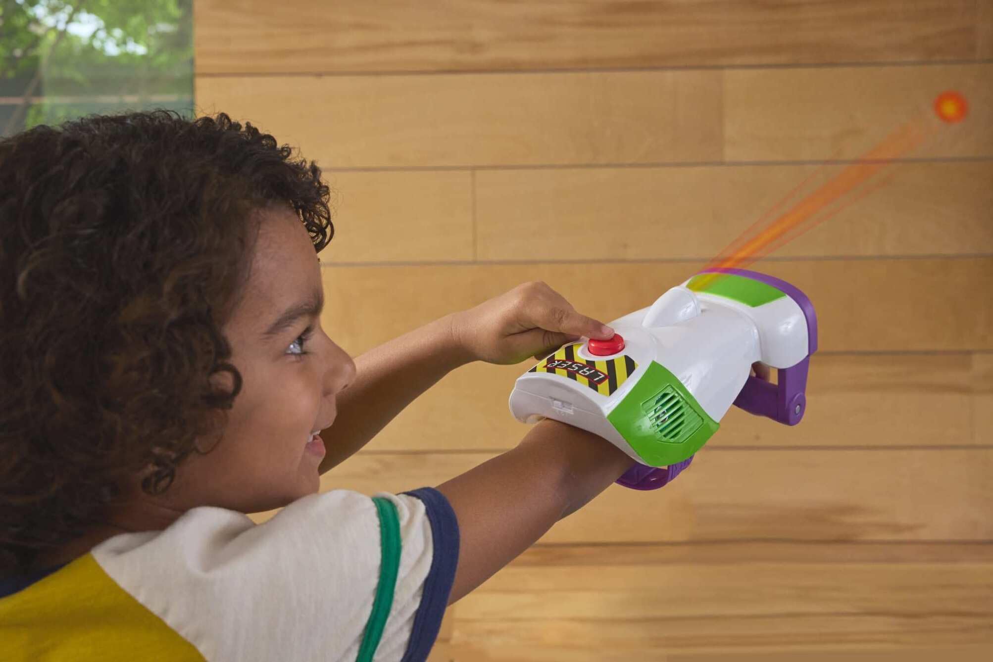 Mattel Disney e Pixar Toy Story 5 Guanto Laser Space Ranger | Articolo per gioco di ruolo Buzz Lightyear con luci, vibrazioni, oltre 35 suoni e frasi, JKV42