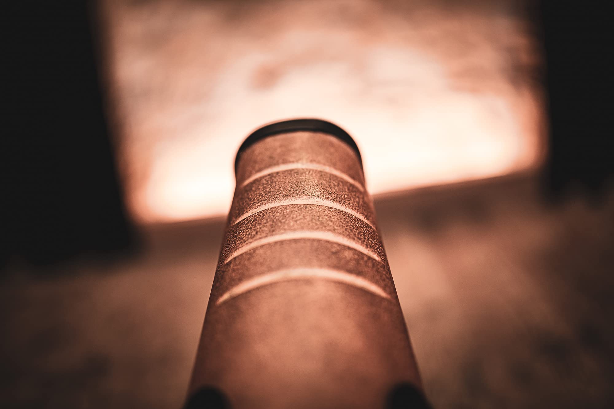 Meinl Percussion Guiro de fibra de vidrio en acabado marrón con agujeros de agarre acolchados, no fabricado en China. Rasqueta de madera incluida (GU7BR)