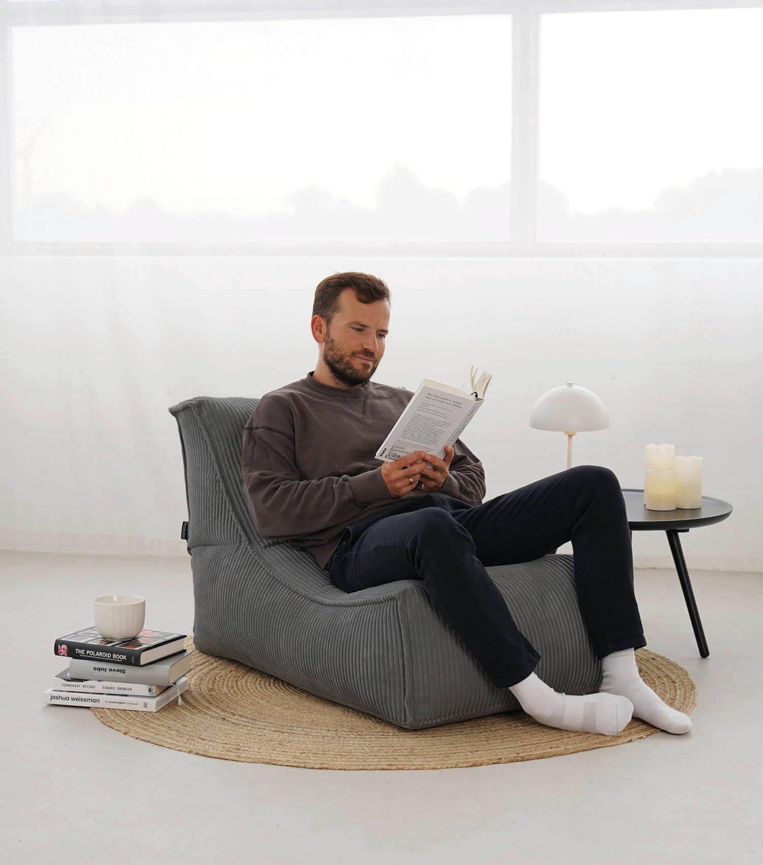 mokebo Sitzsack mit Hocker aus Cord 'Der Gelassene' Made in Germany, Bean Bag, Relaxliege, Bodenkissen mit EPS-Perlen Füllung, kuschelige & gemütliche Liege für Wohnzimmer & Wintergarten in Anthrazit