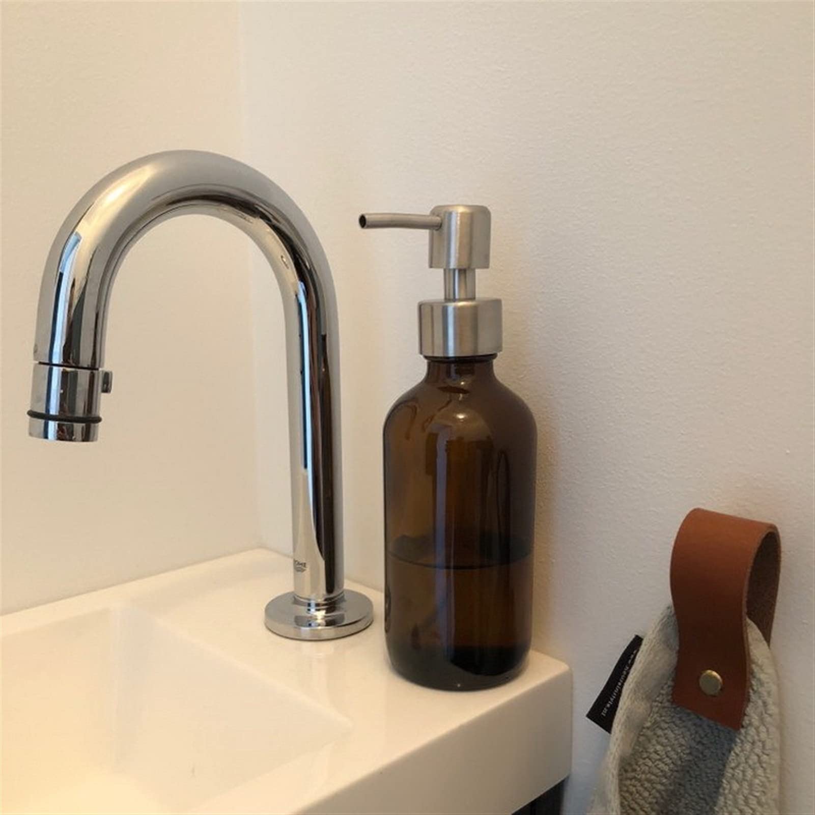 Set di 2 Dispenser per Doccia, Grandi flaconi Rotondi in Vetro ambrato da 250 ml con Pompa per Sapone Liquido, Adatti per Bagno, Cucina, Hotel e Altri Accessori per la casa.