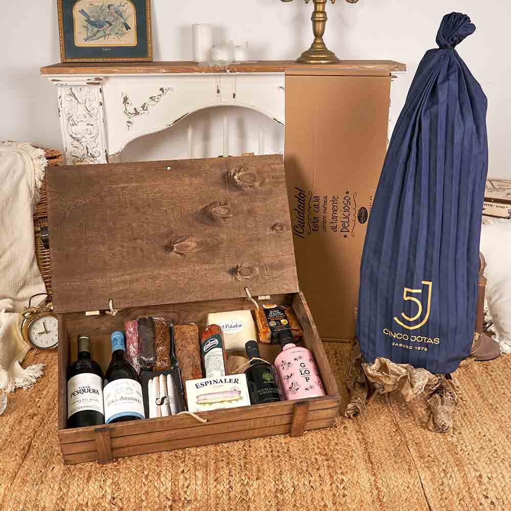 Lote de Navidad "Colección Gourmet" GOUR 500-25 Lote gourmet con paleta 5 Jotas, vinos Viña Ardanza y Pesquera, gin Glop Rosé, ibéricos, quesos curados y aceite premium en estuche de nogal